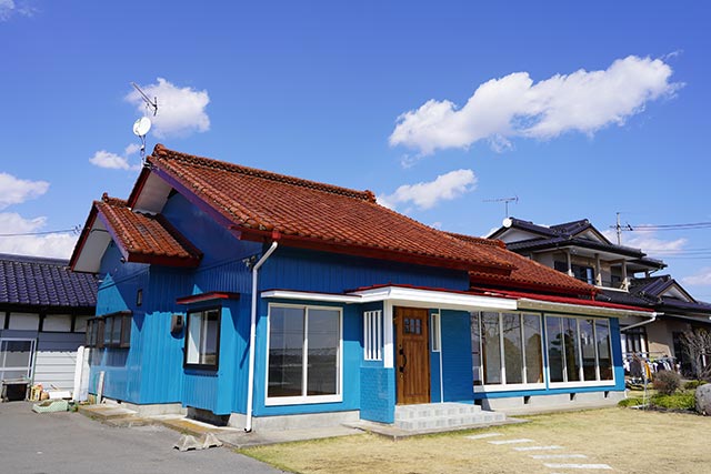 S邸リフォーム後　赤い屋根と青い外壁の外観